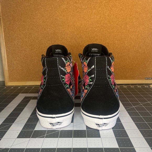 Vans sk8 hi 
DIA DE MUERTOS💀💀
GLOW IN THE DARK
BRAND NEW - Picture 12 of 16